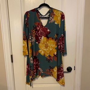 Floral tunic. Shark bite hem. 3/4 sleeve. Size 3XL